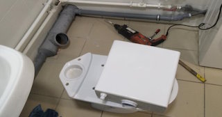Установка напольного унитаза в Ленинске-Кузнецком: монтаж под ключ от СантехДомЛнн от 5107 рублей.